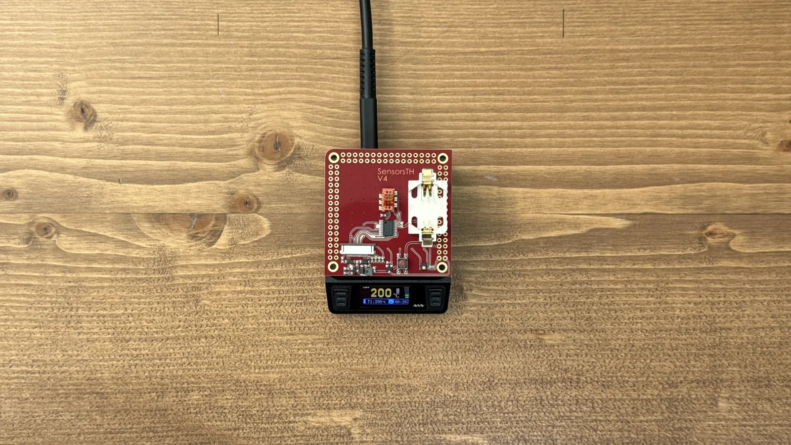 刚完成贴装的 PCB 在小型加热台上进行回流焊